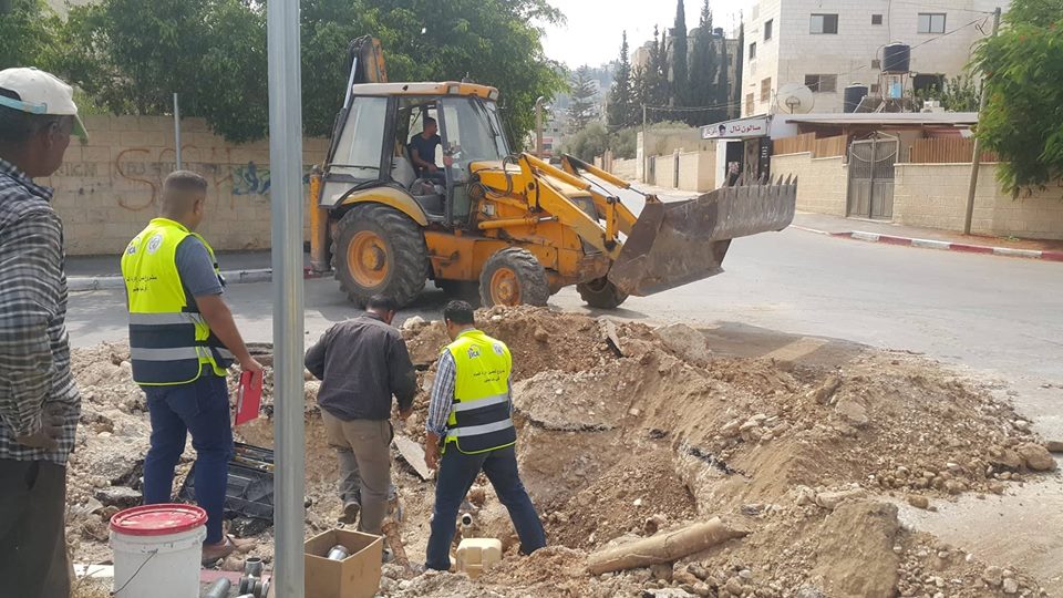  بالصور طواقم دائرة المياه تعمل على صيانة خط مياه رئيسي معطوب ادى الى انقطاع المياه في منطقة حي الزهراء